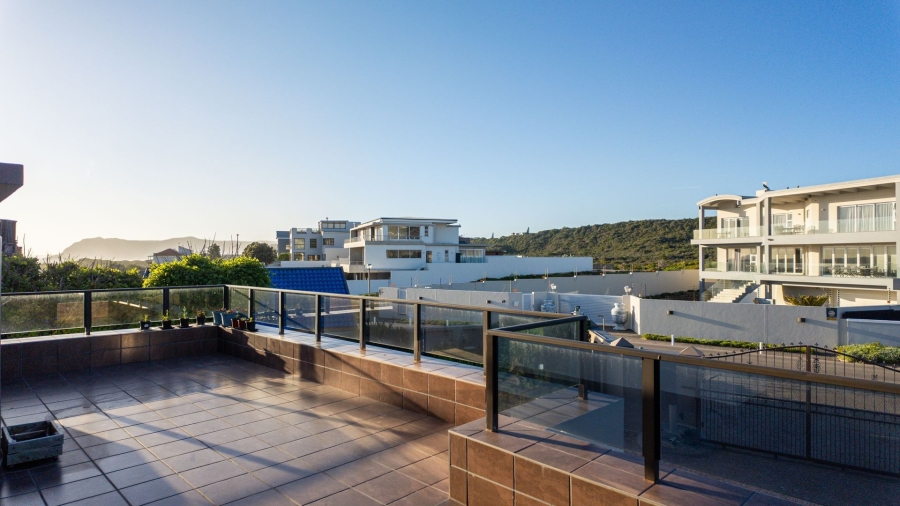 6 Bedroom Property for Sale in Myoli Beach Western Cape